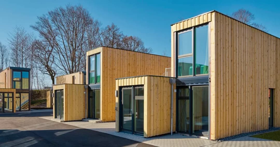 บริษัทในเยอรมนี ผุดไอเดีย ที่พักรักษ์โลก รียูสตู้คอนเทนเนอร์เก่า ทำห้องพักโมเดิร์น