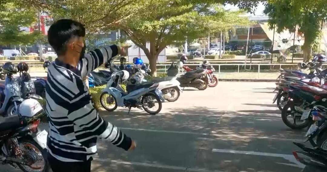 วัยรุ่นกาฬสินธุ์ ไล่ตีกันหน้าห้างดังฯ หลังดูภาพยนตร์ ‘4 KINGS อาชีวะ ยุค 90’ จบ