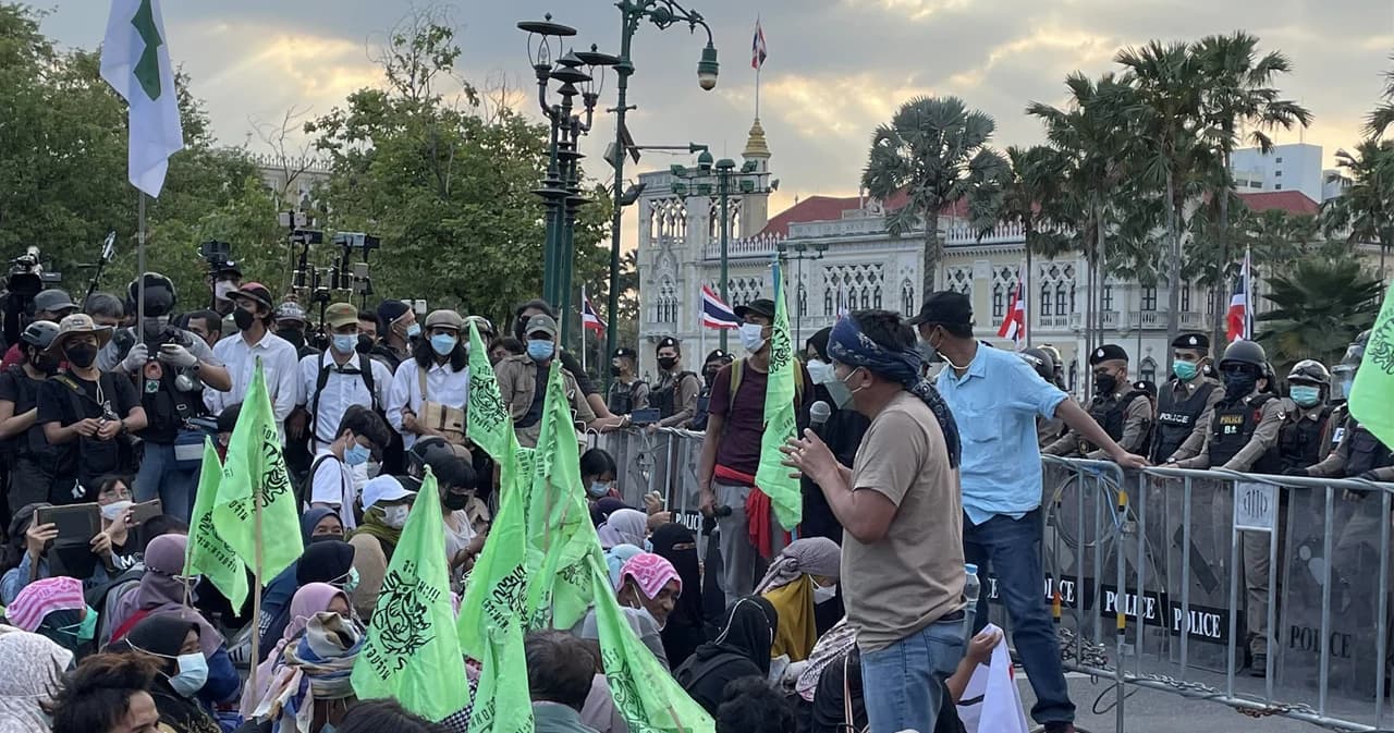 ม็อบจะนะ เคลื่อนขบวนได้ถึงสะพานชมัยมรุเชฐ ตั้งหมู่บ้านค้างคืนอีกครั้ง รอมติครม. 14 ธ.ค.