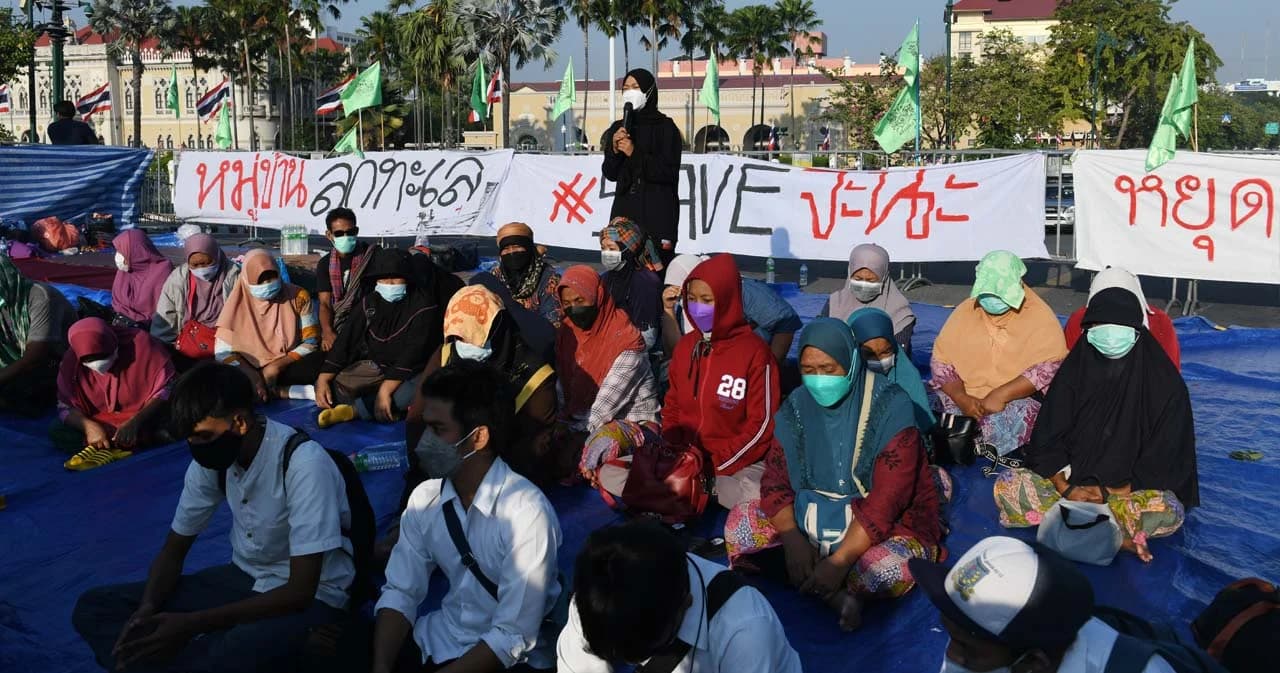 เครือข่ายจะนะรักษ์ถิ่น ยังคงปักหลักรอหน้าทำเนียบรัฐบาล รอฟังมติครม. โครงการนิคมฯ จะนะ