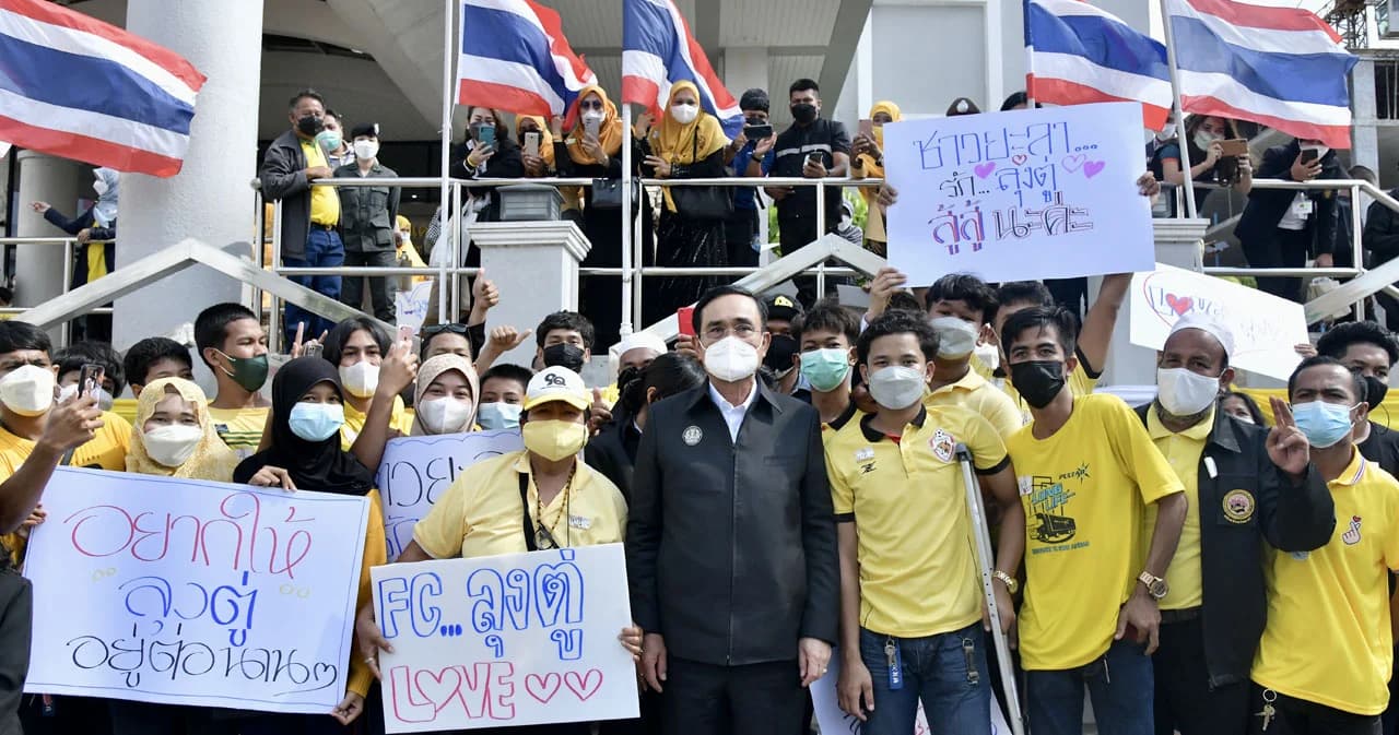 นายกฯ แนะวิธีลดรายจ่ายในครัวเรือน เลี้ยงไก่บ้านละ 2 ตัว แต่อย่าเพิ่งรีบฆ่ารอให้ไข่ก่อน