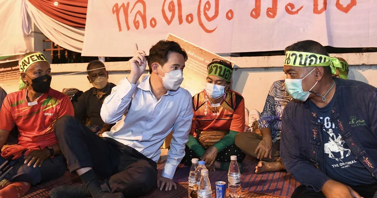 ‘พิธา’ เข้าเยี่ยมกลุ่ม saveนาบอน ชุมนุมหน้า ตร. เรียกร้องยกเลิกโครงการโรงไฟฟ้า