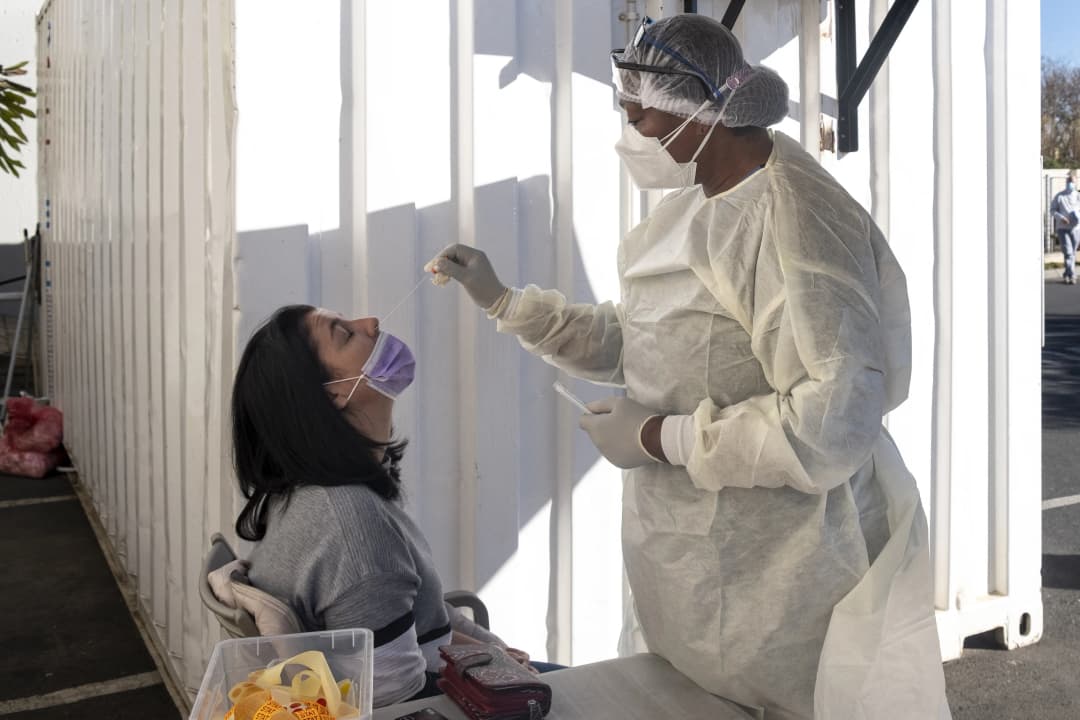 ไทยเสี่ยงนำเข้าโควิด-19 สายพันธุ์ใหม่ หากยกเลิก RT-PCR ลดวันกักตัว