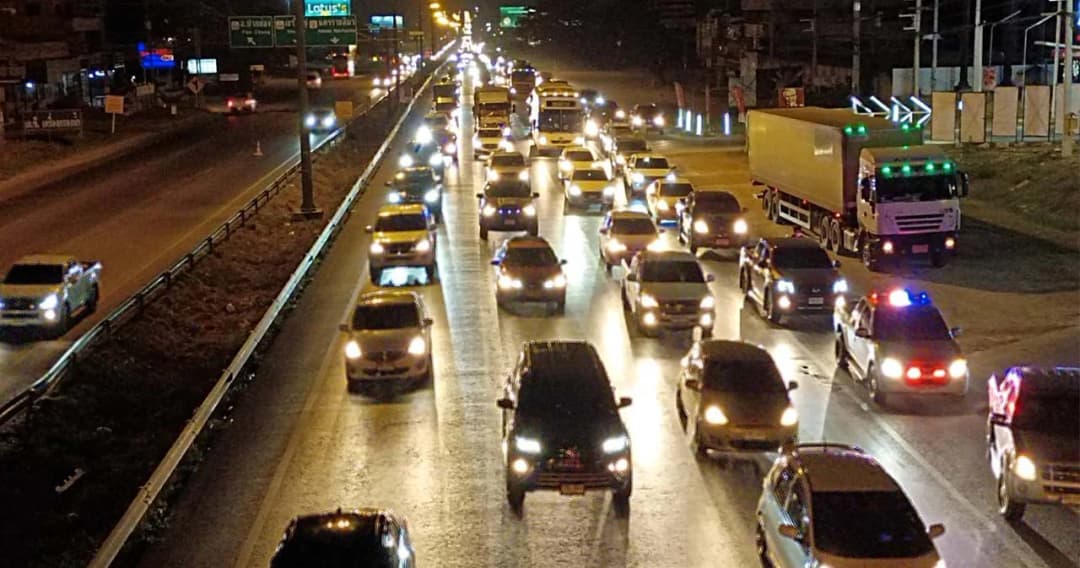 ประชาชนเริ่มทยอยกลับ กทม. จราจรสายอีสานบางจุดติดขัด