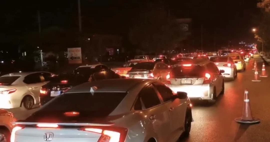 จราจรมิตรภาพเข้ากทม. ยังแน่น ปิดปีใหม่วันสุดท้ายรถเดินทางสะสม ตร. เปิดช่องทางพิเศษเร่งระบายรถ