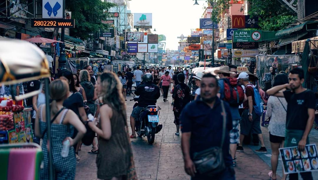 กทม.เตรียมบิ๊กคลีนนิ่งถนนข้าวสารเย็นนี้ ขณะที่สธ.ชี้ร้านอาหารกึ่งผับทำโควิดเพิ่ม