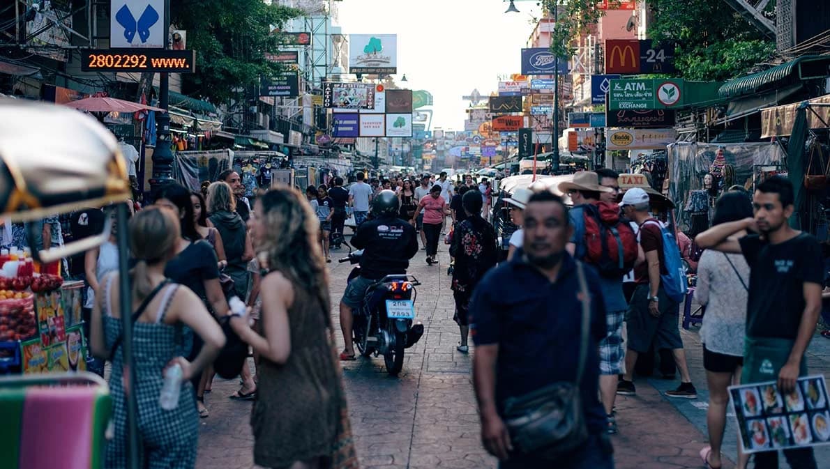 กทม.เตรียมบิ๊กคลีนนิ่งถนนข้าวสารเย็นนี้ ขณะที่สธ.ชี้ร้านอาหารกึ่งผับทำโควิดเพิ่ม