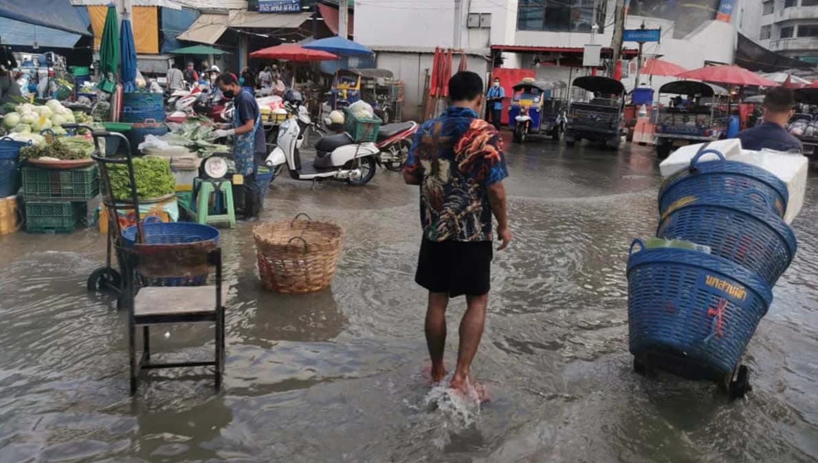 สมุทรปราการอ่วม น้ำทะเลหนุนสูงเอ่อท่วมตลาดและบ้านเรือนประชาชน