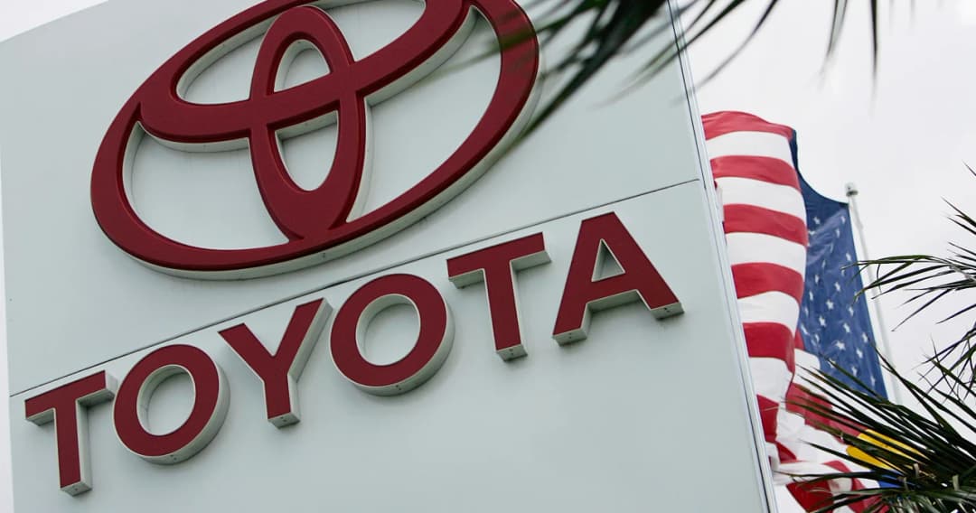 ‘โตโยต้า’ โค่นแชมป์เก่า GM กลายเป็นแบรนด์รถยนต์ที่ขายดีที่สุดในสหรัฐฯ เพราะจัดการปัญหาชิปขาดแคลนได้ดีกว่า