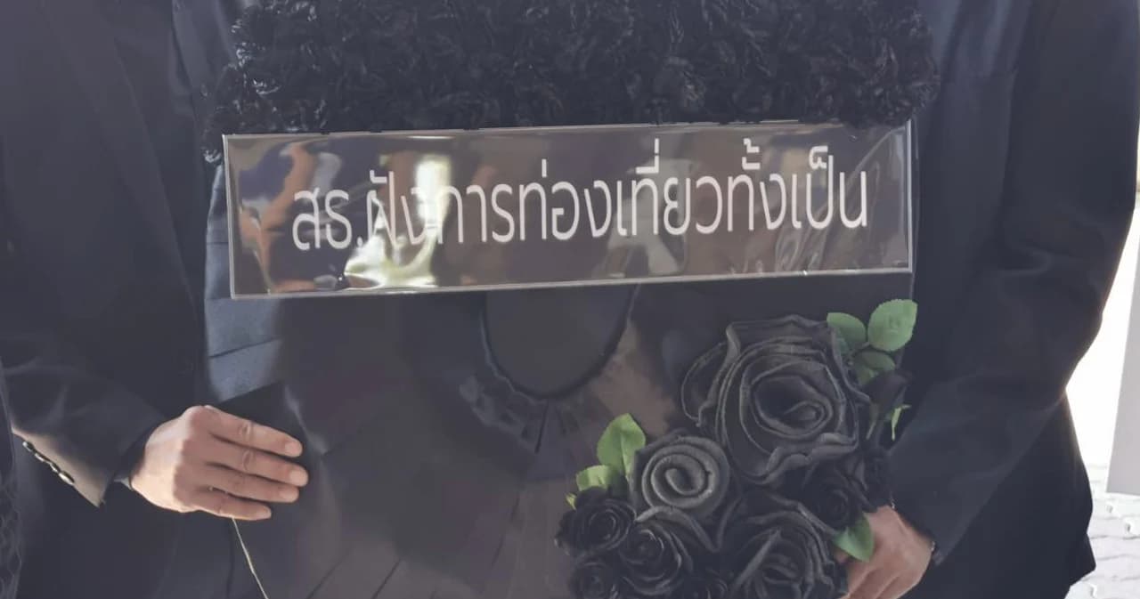 ภาคธุรกิจท่องเที่ยวกลุ่มหนึ่ง วางพวงหรีดสีดำ ที่กระทรวงสาธารณสุข