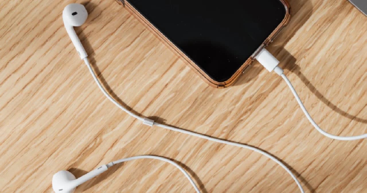 หรือเทรนด์ AirPods เริ่มซาลง? เมื่อเซเลบบริตี้ดังๆ กลับมาใช้หูฟังมีสาย