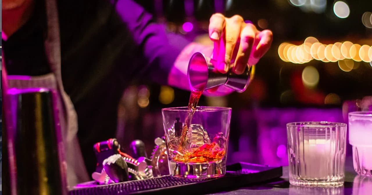 กทม. ยังมีผู้ติดเชื้อโควิดสูง ส่วนใหญ่มาจากร้านอาหารกึ่งผับ