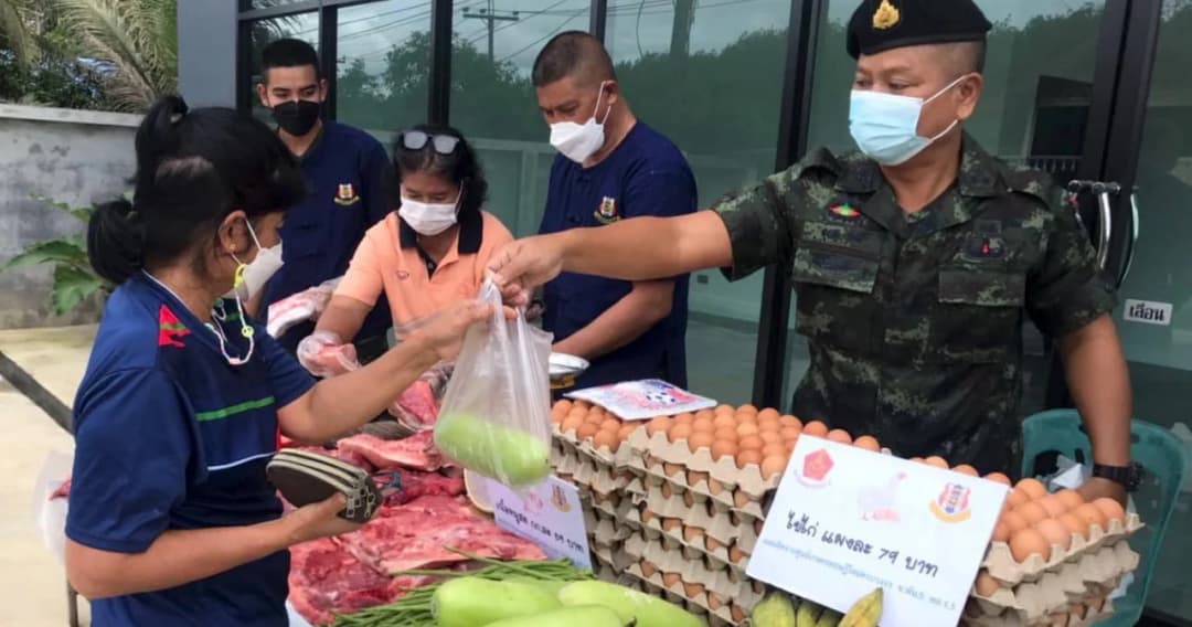 ทหารจัดโครงการตลาดเคลื่อนที่ ขายหมู ไข่ ผักสดราคาถูกช่วยเหลือประชาชนช่วงวิกฤตสินค้าราคาแพง