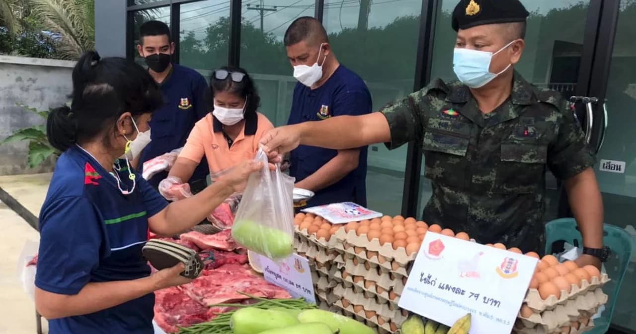 ทหารจัดโครงการตลาดเคลื่อนที่ ขายหมู ไข่ ผักสดราคาถูกช่วยเหลือประชาชนช่วงวิกฤตสินค้าราคาแพง