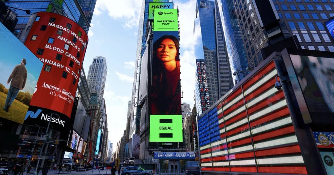 ‘วาเลนติน่า พลอย’ ศิลปินหญิงไทยคนล่าสุด บนบิลบอร์ดยักษ์ใจกลางไทม์แสควร์