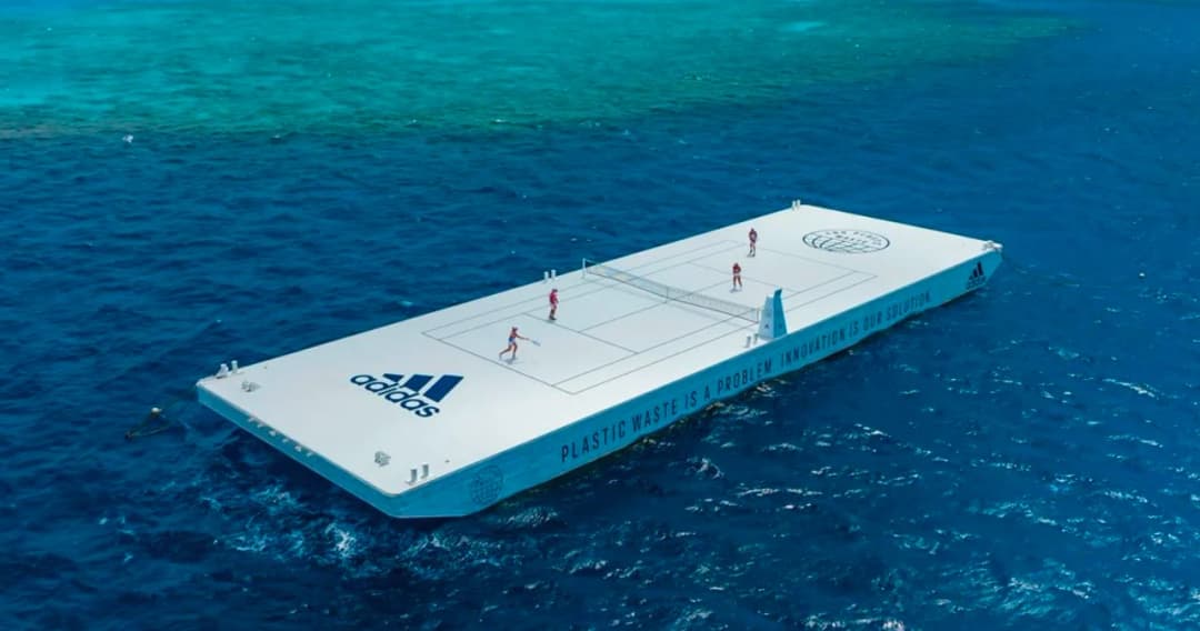 Adidas สร้างสนามเทนนิสลอยน้ำ เปิดตัวเสื้อผ้า ทำจากพลาสติกรีไซเคิล บนแนวปะการังที่ใหญ่ที่สุดในโลก