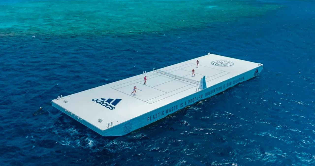 Adidas สร้างสนามเทนนิสลอยน้ำ เปิดตัวเสื้อผ้า ทำจากพลาสติกรีไซเคิล บนแนวปะการังที่ใหญ่ที่สุดในโลก