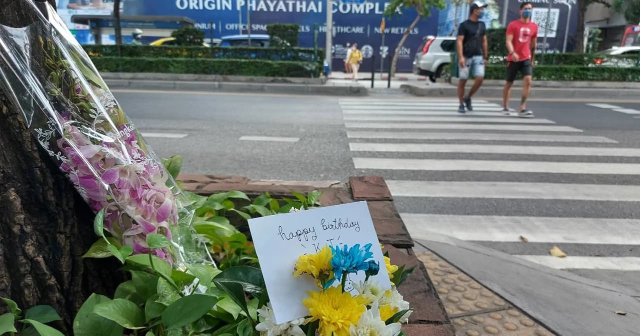 เพื่อนวางดอกไม้อาลัยพร้อมข้อความ “Happy birthday KT” เพราะวันนี้เป็นวันคล้ายวันเกิดของหมอกระต่าย