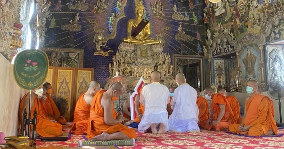 ตำรวจที่ขี่บิ๊กไบค์ชนแพทย์หญิง บวชพร้อมกับพ่อตัวเองอุทิศส่วนกุศล