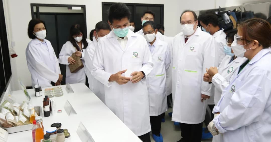 สาธิต มอบนโยบายสร้างศักยภาพห้องแล็บทดสอบสารสำคัญในกัญชง กัญชา กระท่อม ดันเป็นพืชเศรษฐกิจ