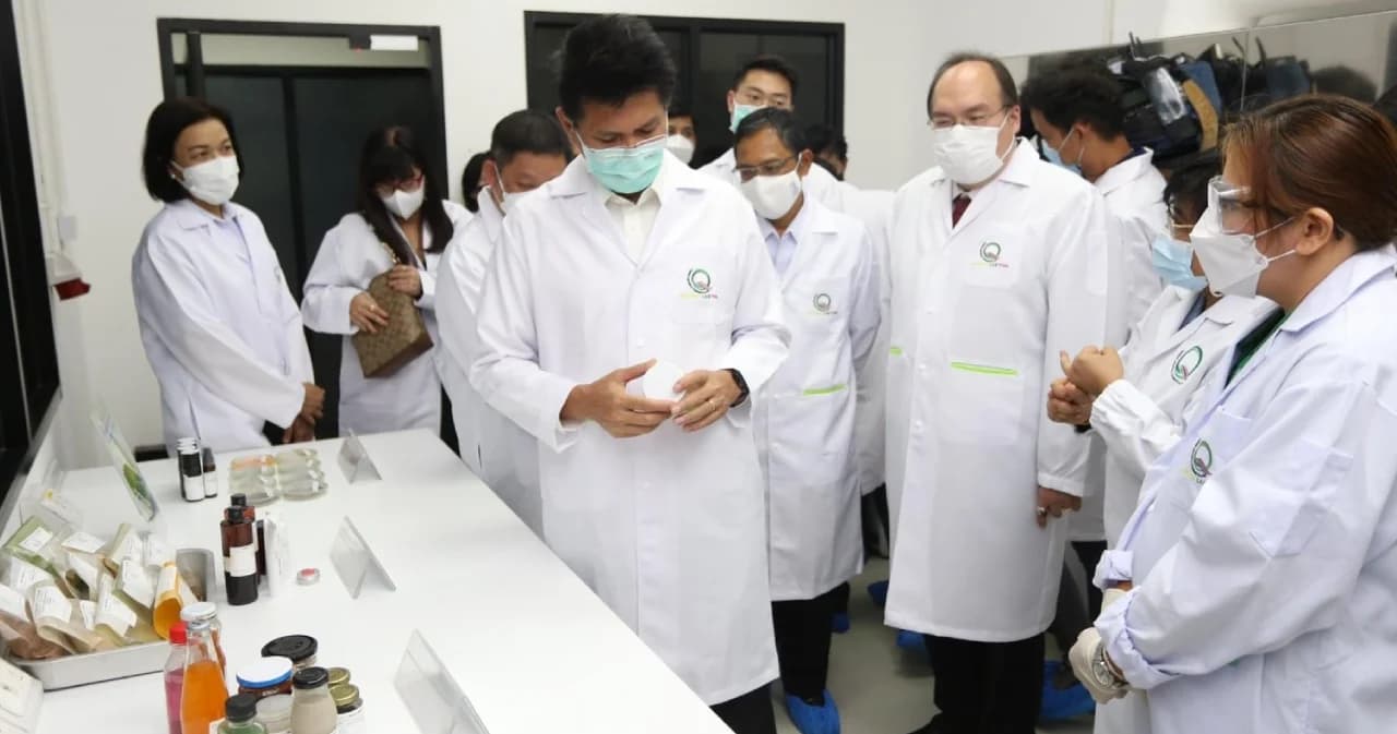 สาธิต มอบนโยบายสร้างศักยภาพห้องแล็บทดสอบสารสำคัญในกัญชง กัญชา กระท่อม ดันเป็นพืชเศรษฐกิจ