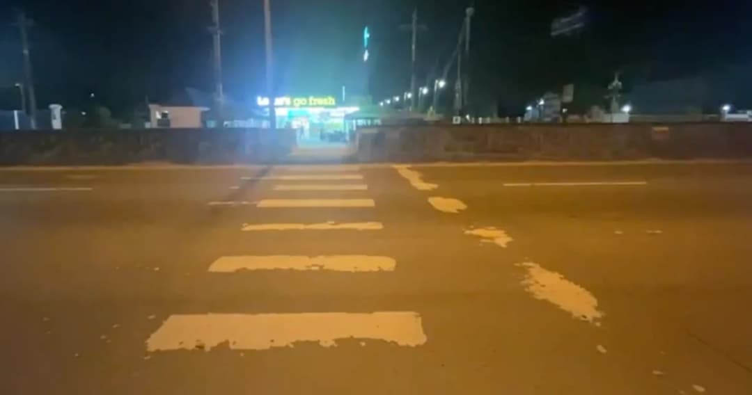 กระบะชนหญิงสาวขณะเดินข้ามทางม้าลายบนถนนกิ่งแก้ว อาการสาหัส