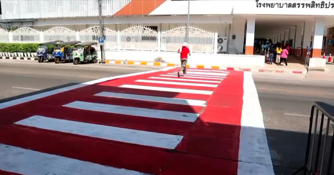 ตำรวจจับปรับร้านกาแฟเมืองอุบลฯ ตั้งโต๊ะบนทางม้าลาย  