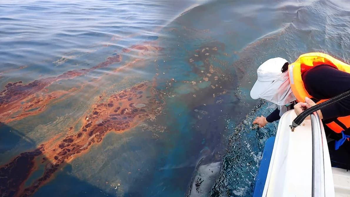 คราบน้ำมันรั่วกลางทะเลระยอง ขยายวงกว้างกินพื้นที่ 29,000 ไร่ คาดวันนี้คราบน้ำมันลอยขึ้นฝั่ง