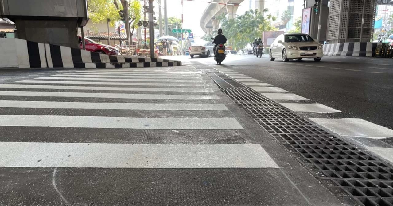 กทม. จะจัดสรรงบทำ “สัญญาณไฟแบบกดปุ่ม” แก้ปัญหาทางม้าลาย สำรวจพบมีความเสี่ยง 100 จุด