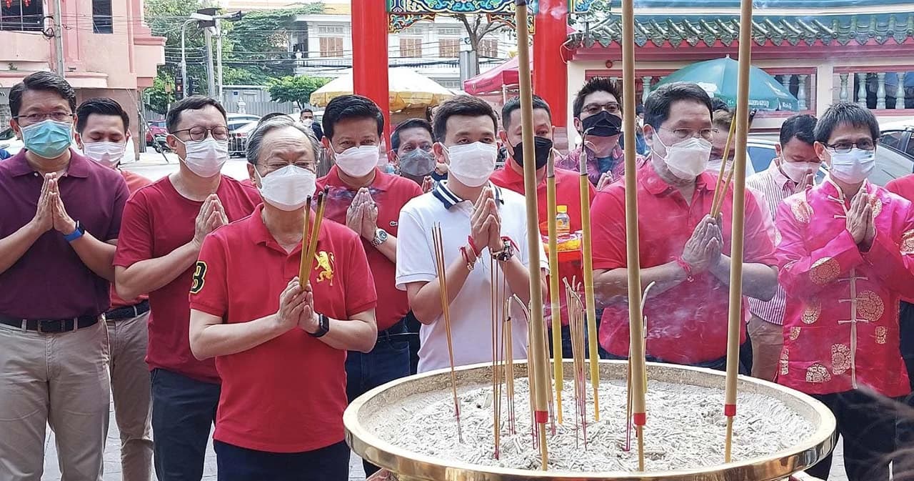 ‘สร้างอนาคตไทย’ ลุยเยาวราช ฟังปัญหาปากท้อง-ค้าขายฝืด รับหารือ ‘สมคิด’ ดึงร่วมงาน ศก.