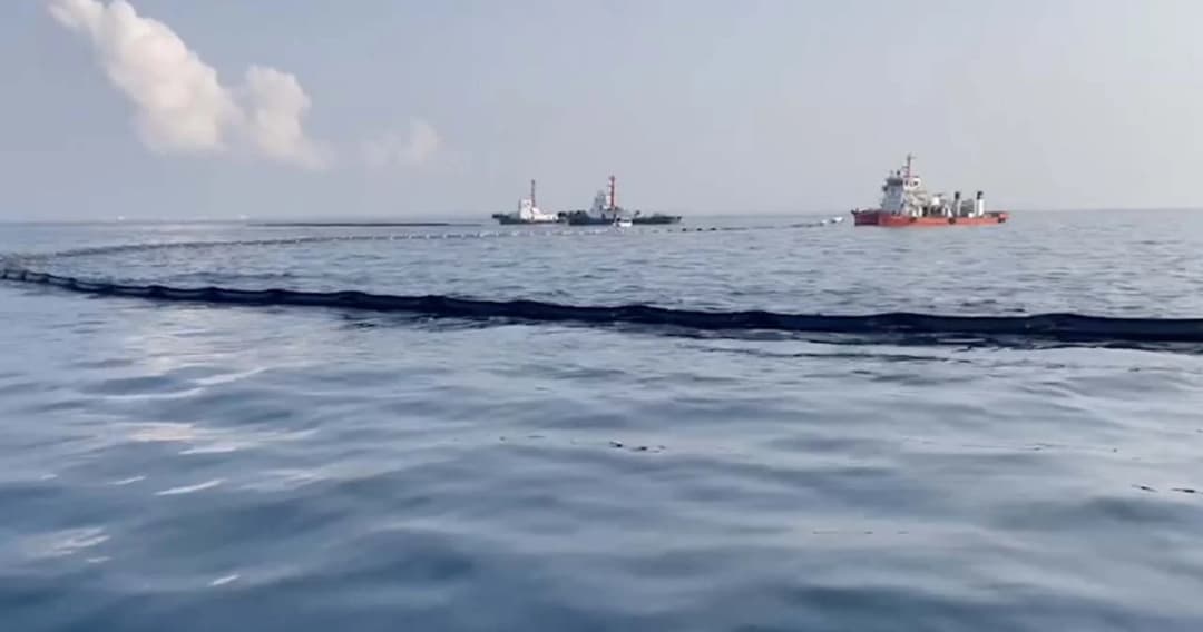 ‘อ่าวพร้าว’ เกาะเสม็ด เริ่มพบคราบน้ำมันเป็นผงฝุ่น เฝ้าระวังหวั่นกระทบปะการังน้ำตื้น