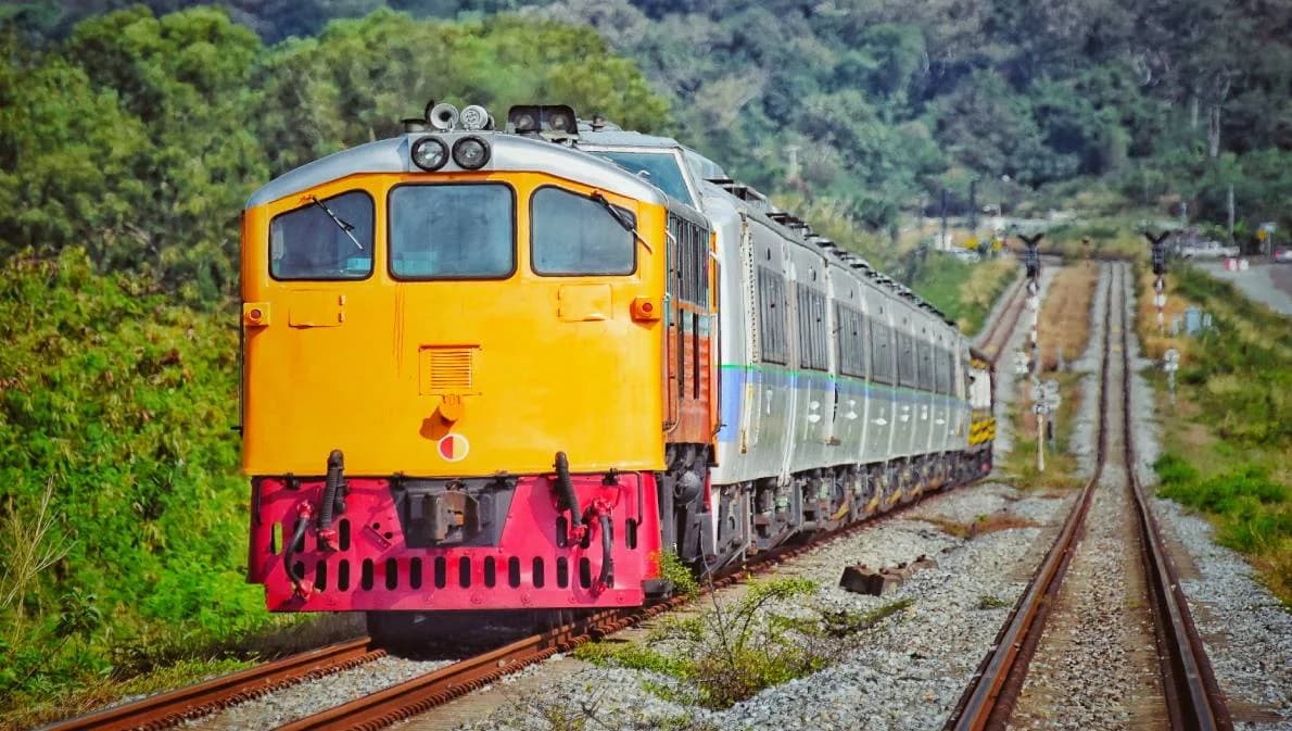 เกิดอุบัติเหตุรถไฟหนองคาย-กรุงเทพ ชนรถบรรทุกพ่วง 18 ล้อ พนักงาน รฟท.เสียชีวิต 2 ราย