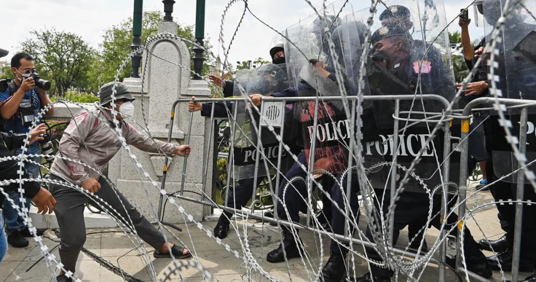 ภาคี save บางกลอย – กลุ่มพีมูฟ จัดกิจกรรมตามหาพล.อ.ประยุทธ์ เผชิญหน้าเจ้าหน้าที่หน้าทำเนียบ