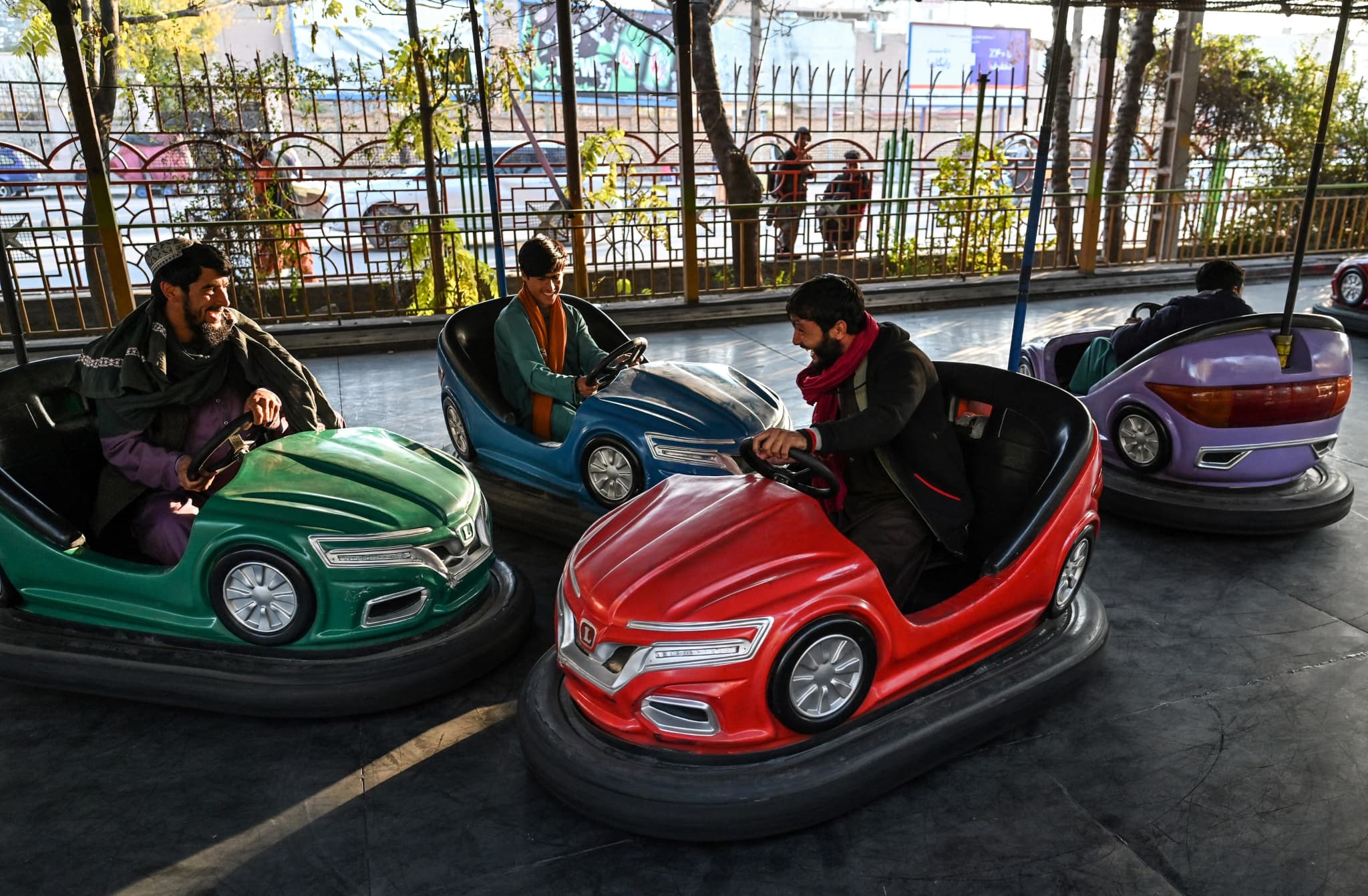 นักรบตาลีบันโดนสั่งห้ามพกปืนเข้าไปในสวนสนุก หวังลบภาพลักษณ์ความรุนแรง