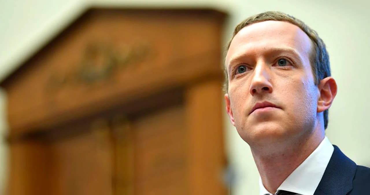 วิเคราะห์ขาลง Facebook ยอดคนใช้งานรายวันไม่โต มาร์ก ซักเคอร์เบิร์ก สูญเสีย 8 แสนล้านบาทในวันเดียว