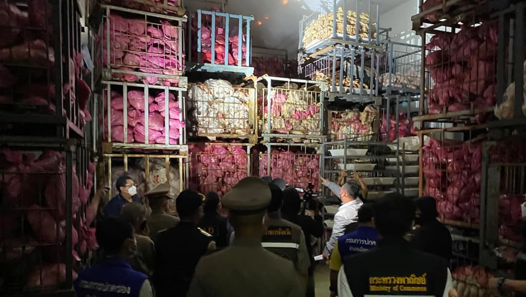 บุกห้องเย็นนครปฐมพบ ‘หมูแช่แข็ง’ 1,047,600 กิโลกรัม