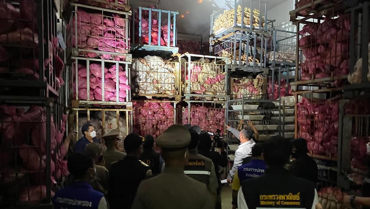 บุกห้องเย็นนครปฐมพบ ‘หมูแช่แข็ง’ 1,047,600 กิโลกรัม