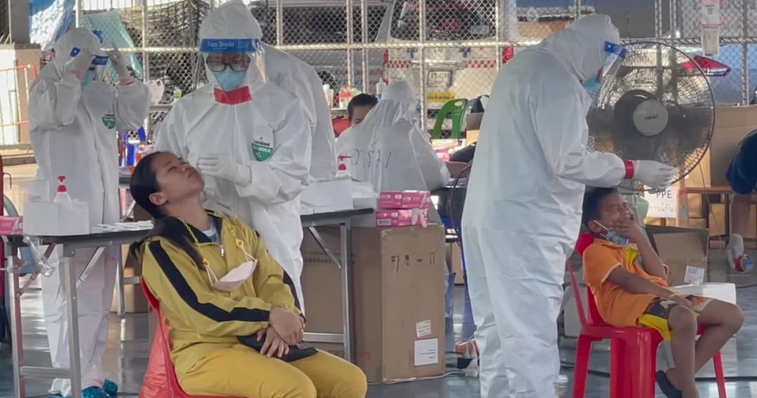 พบคลัสเตอร์โรงเรียนในหลายอำเภอ ผู้ปกครอง จ.เชียงใหม่ร้อนใจแห่พาลูกหลานตรวจโควิด