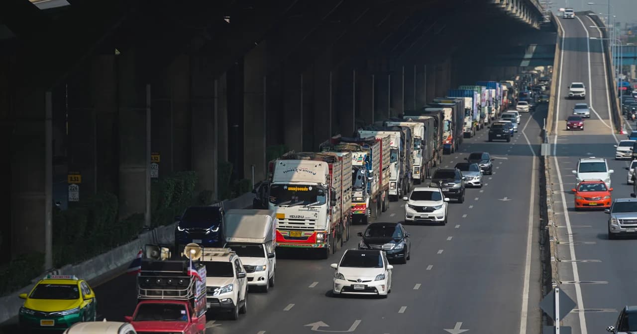 ม็อบรถบรรทุกประกาศค้างคืนไล่ รมว.พลังงาน