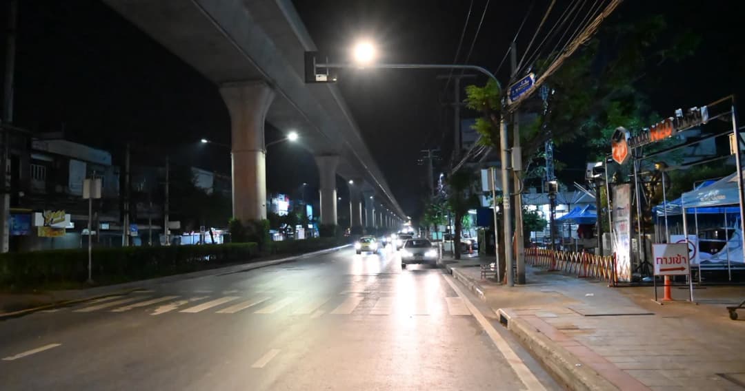 จยย. ขี่รถชนคนข้ามทางม้าลายหน้าตลาดยิ่งเจริญสาหัส