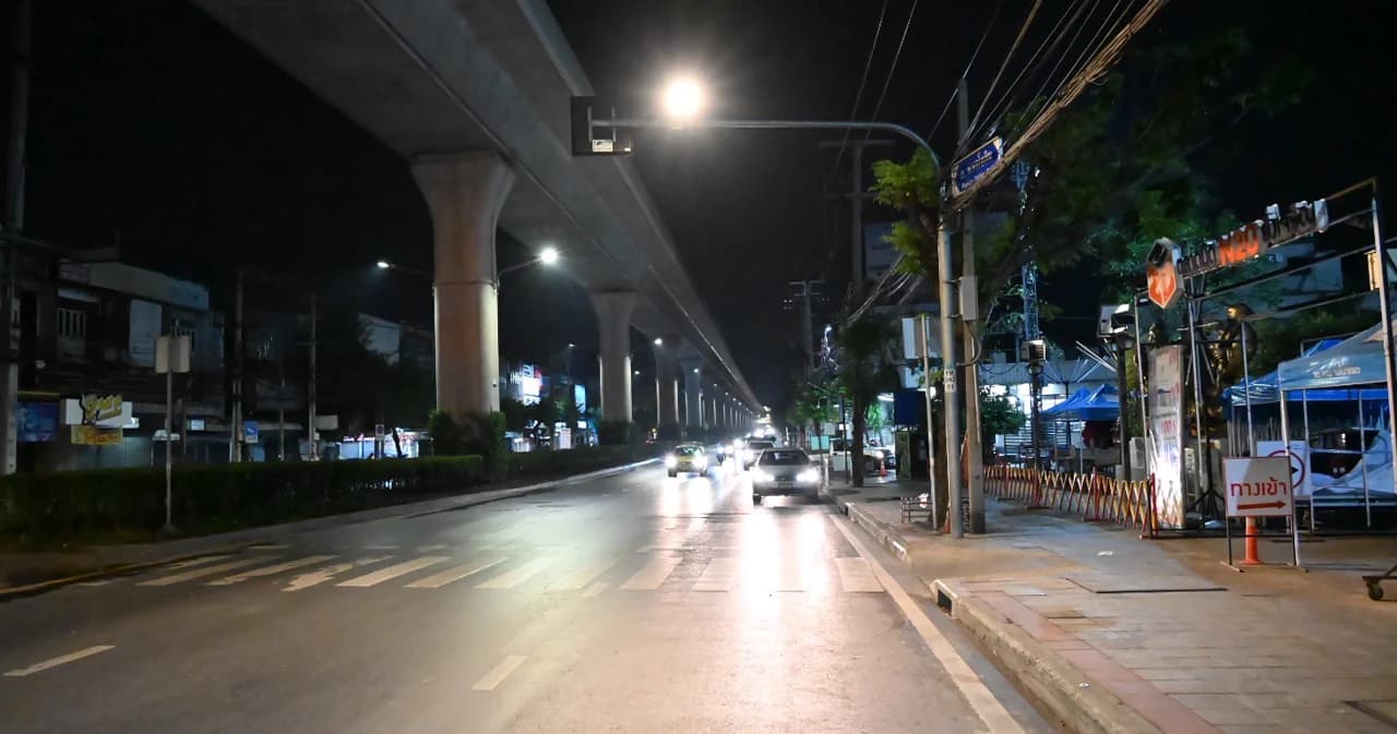 จยย. ขี่รถชนคนข้ามทางม้าลายหน้าตลาดยิ่งเจริญสาหัส