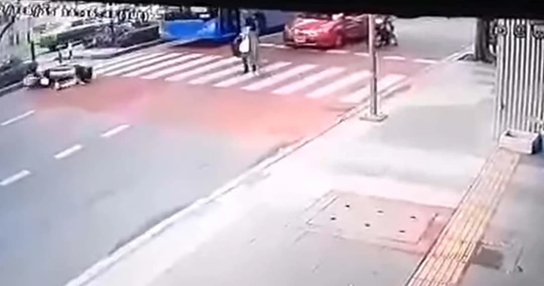 รถปอ. ชน มอเตอร์ไซค์ ที่จอดให้คนเดินข้าม ‘ทางม้าลาย’ ได้รับบาดเจ็บ