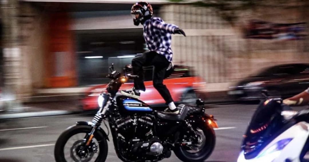 ศาลสั่งริบรถฮาเลย์ของกลาง หนุ่มขี่ปล่อยมือกลางถนนเยาวราช ตร.เตือนอย่าเลียนแบบอันตราย