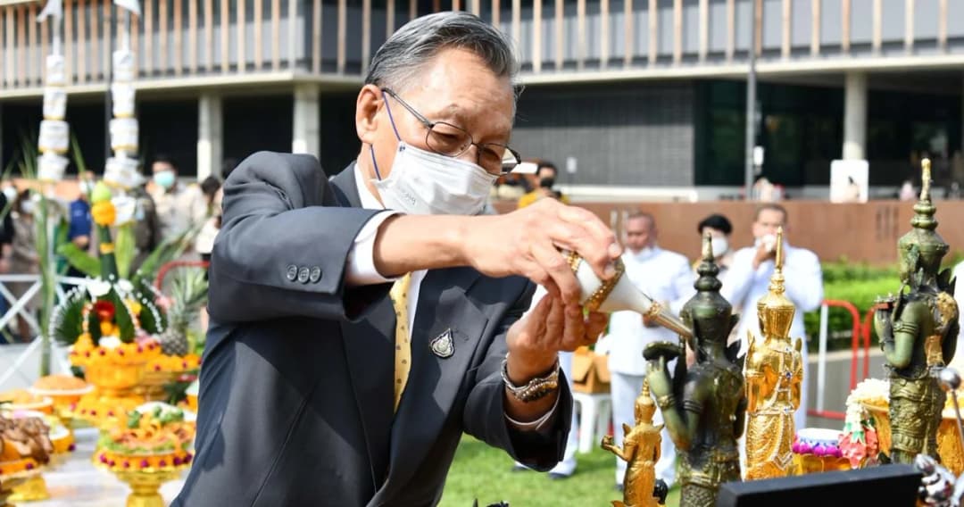 ‘ชวน’ ถือฤกษ์ตั้งศาลพระสยามเทวาธิราช บวงสรวงสภาใหม่ เชื่อ 2 วัน ผ่าน กม.ลูกพรรคการเมือง-เลือกตั้งส.ส. ได้