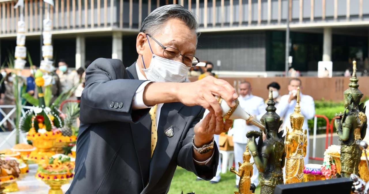 ‘ชวน’ ถือฤกษ์ตั้งศาลพระสยามเทวาธิราช บวงสรวงสภาใหม่ เชื่อ 2 วัน ผ่าน กม.ลูกพรรคการเมือง-เลือกตั้งส.ส. ได้