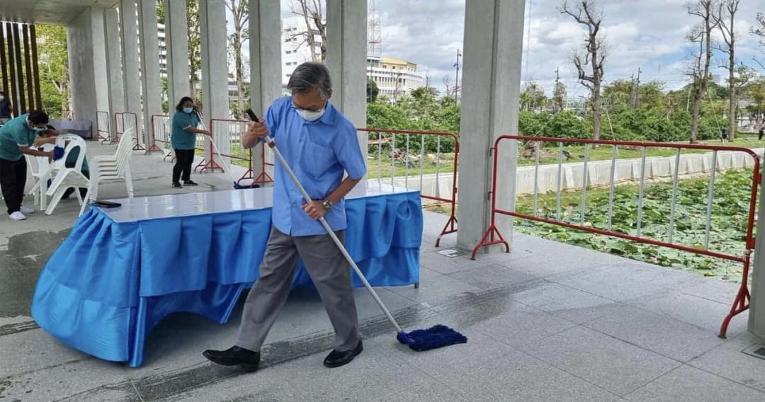 เทพไท เผยภาพประทับใจ “ประธานสภา ถูพื้นเอง”