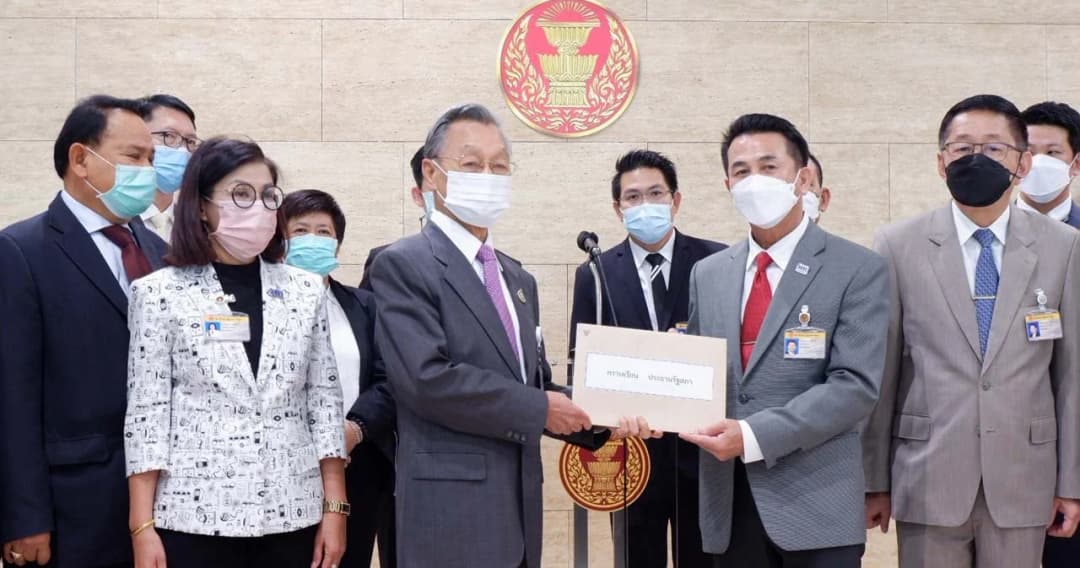 ชลน่าน นำเพื่อไทย ยื่นประธานสภาฯ แก้รัฐธรรมนูญ “นายกฯ ต้องเป็น ส.ส.”