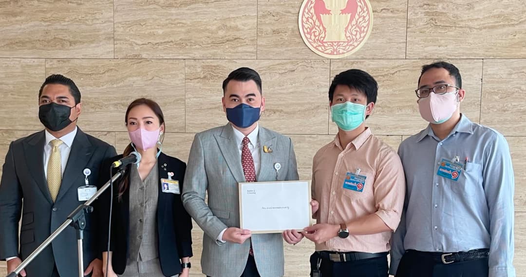 กลุ่มเพื่อนหมอกระต่าย ยื่นหนังสือถึงพรรคการเมือง ดันกฎหมายทางม้าลายปลอดภัย