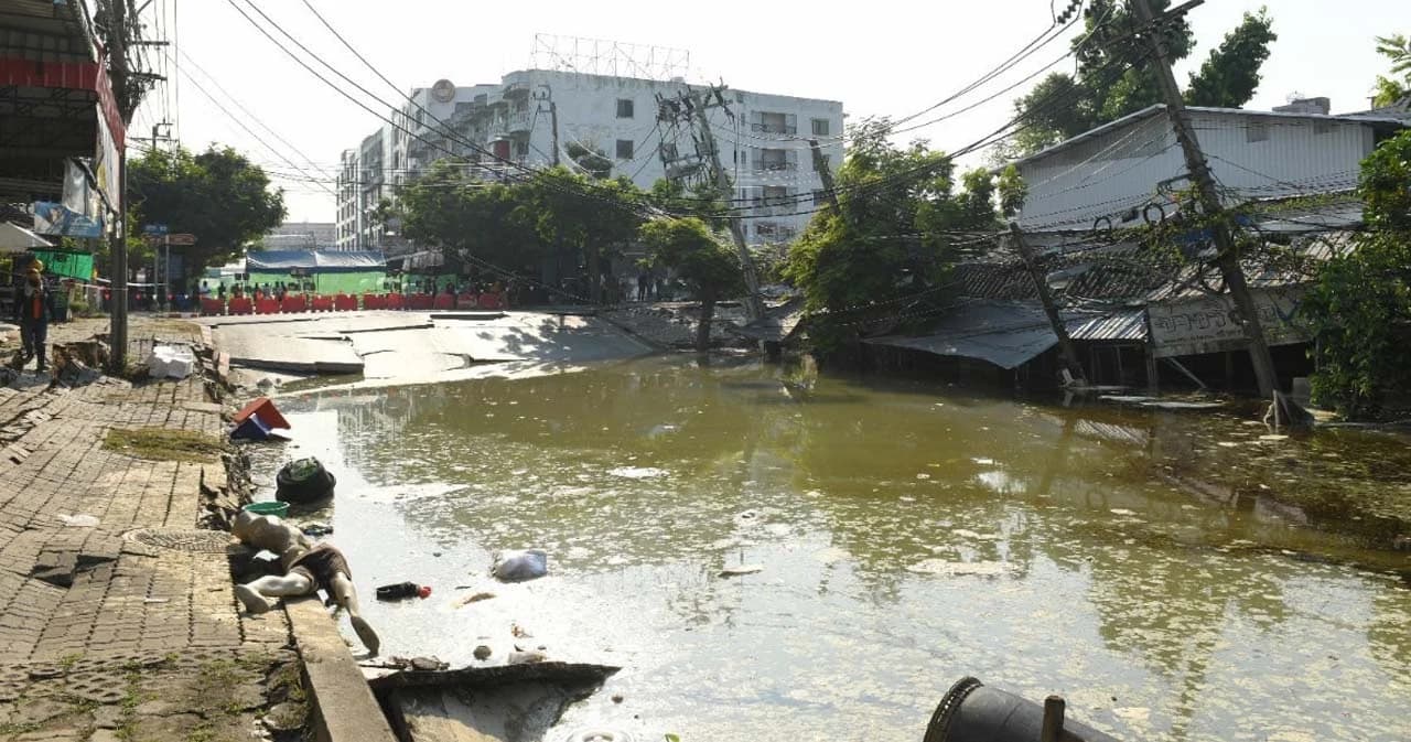 กทม. เร่งช่วยเหลือประชาชนบ้านทรุด 5 หลัง หลังเหตุสะพานข้ามคลอง ถ.อุดมสุข ทรุดตัว