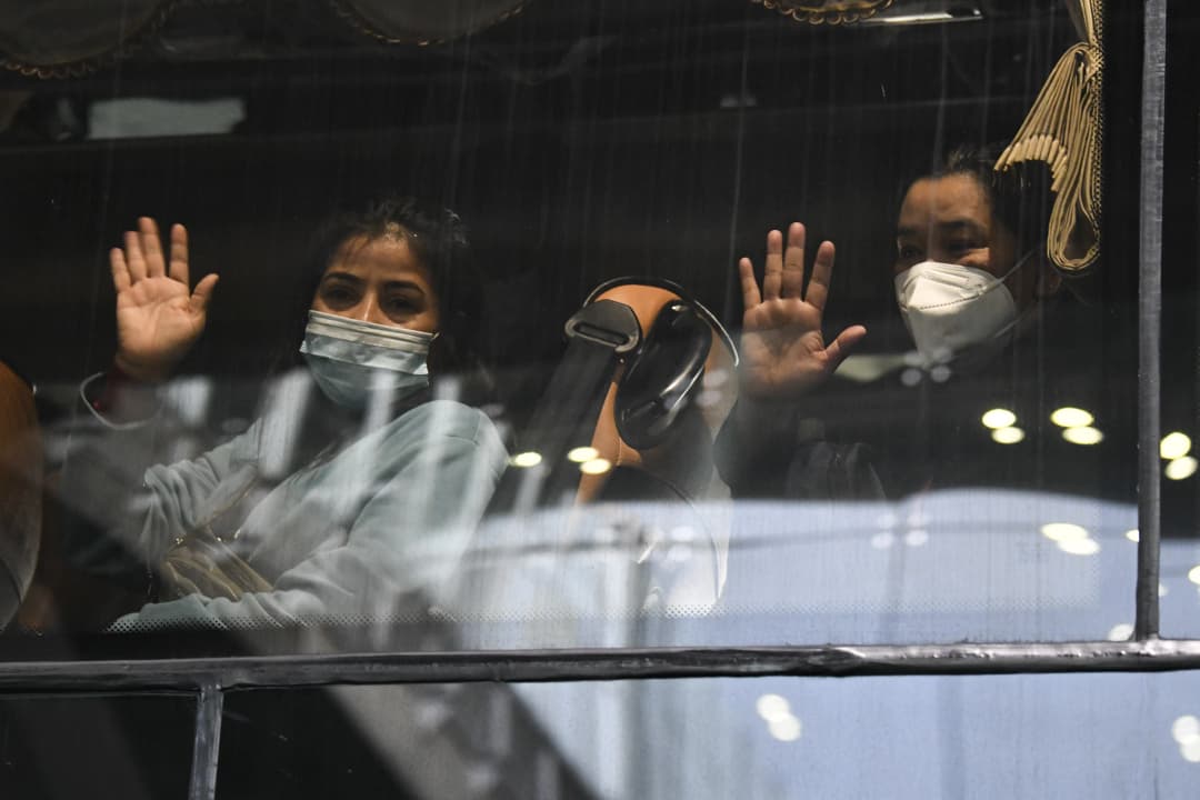 คนไทยในยูเครนชุดแรก 38 คน เดินทางกลับถึงไทยโดยสวัสดิภาพแล้ว